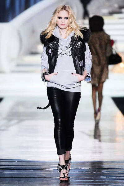 Look 30